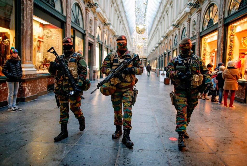Tres militares patrullan por la Gallerie de la Reine, en la capital belga.