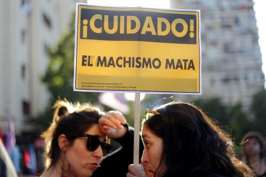 Dos mujeres, con una pancarta en una manifestación contra la violencia machista.