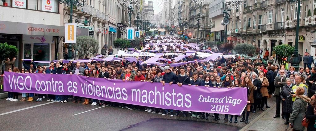 Más de 2.000 alumnos de distintos centros de la ciudad formaron un tapiz humano a modo de lona violeta para proteger “simbólicamente” a las víctimas de violencia de género.