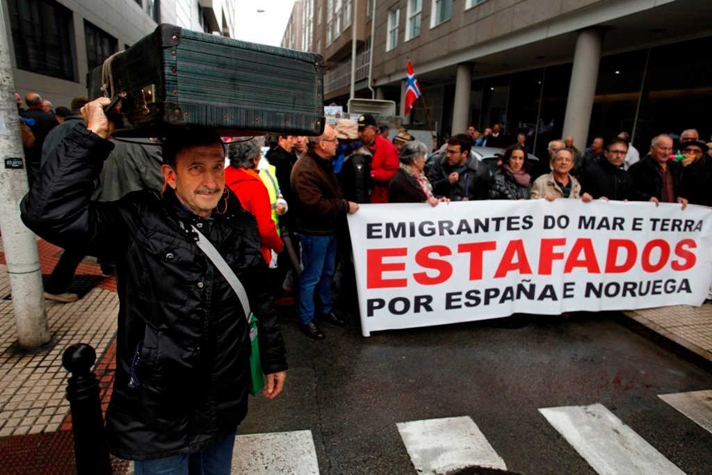 Aspecto que ofrecía la manifestación de los emigrantes retornados por las calles de A Coruña.
