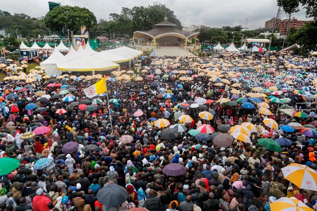 Miles de personas asisten a la misa oficiada por el papa Francisco en la universidad de Nairobi.