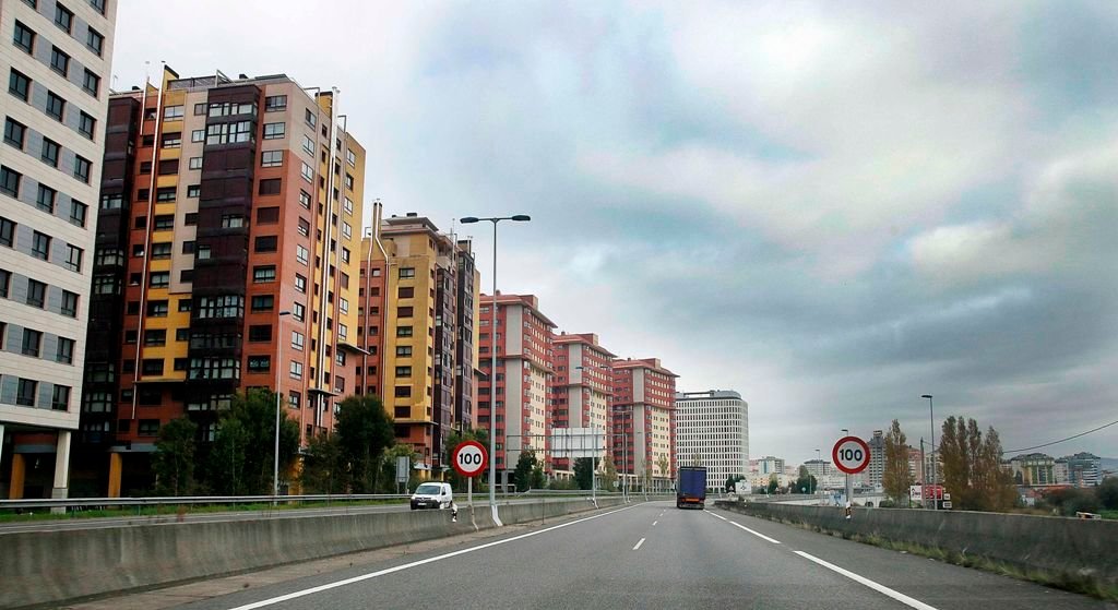 EL Cinturón de Vigo o autovía VG-20 en su tramo de inicio desde Ricardo Mella y Navia hacia la autopista del Val Miñor. Permite altas velocidades.
