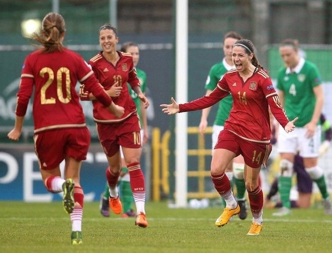 Vicky Losada (d.) marcó el primer gol de España contra Irlanda.
