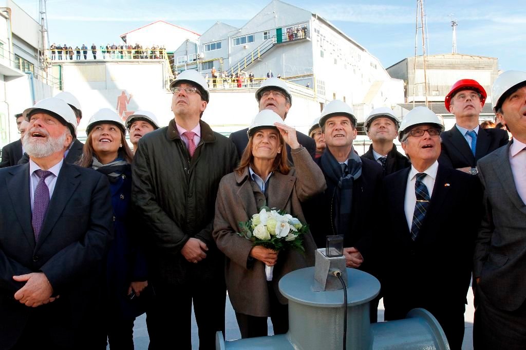 La directora del Puerto de Vigo, Beatriz Colunga, fue la madrina y estuvo rodeada de las autoridades.