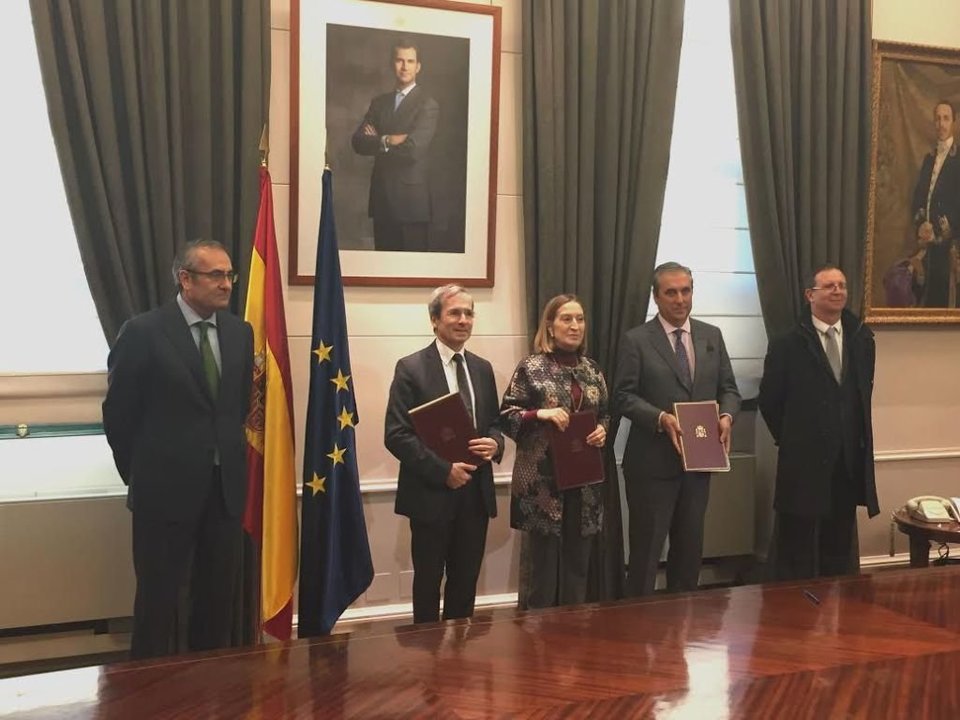 El presidente de Puertos, el embajador y la ministra Ana Pastor y el responsable de Suardiaz, ayer en Madrid.