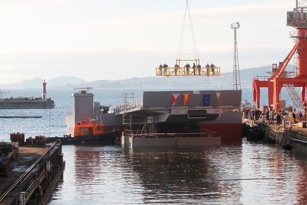 La rampa, de 52 metros de eslora y 32 de manga, a flote tras una botadura calculada milimétricamente. A mediados de diciembre se instalará en la terminal de Bouzas.