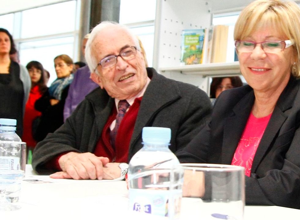 Xosé Neira Vilas, durante unha das visitas que realizou a biblioteca municpal en Vigo que leva o seu nome.