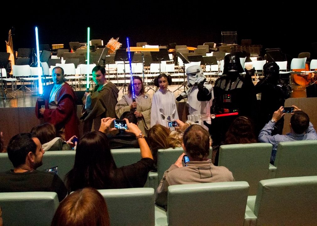 Los personajes de “La Guerra de las Galaxias” recibieron a los espectadores en el Auditorio de Beiramar.