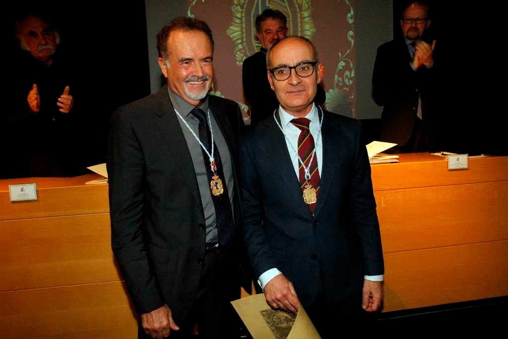 El presidente Manuel Quintana Martelo hizo entrega de la medalla de académico a Din Matamoro.