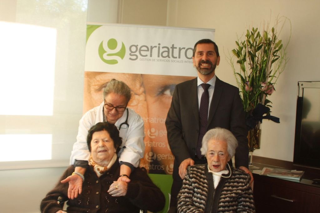 Leonor y Asunción, con la doctora Mercedes Alonso y el director de Geriatros Vigo, Daniel Fiuza.