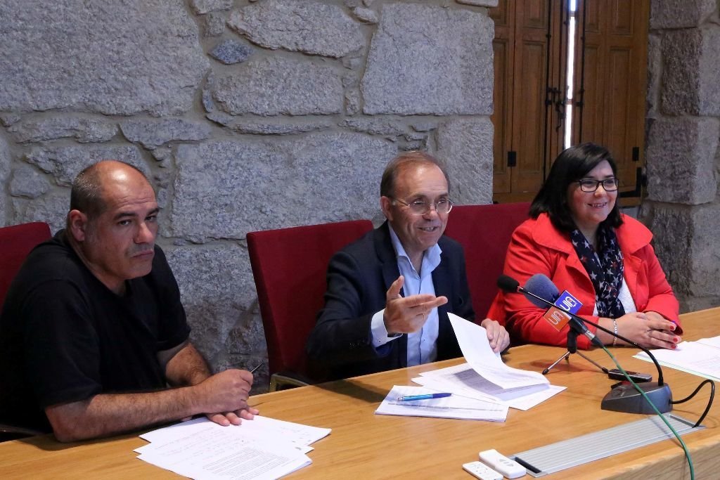 El alcalde, Xosé Represas con sus socios de gobierno, Chus Garrote y Manuel Troncoso.