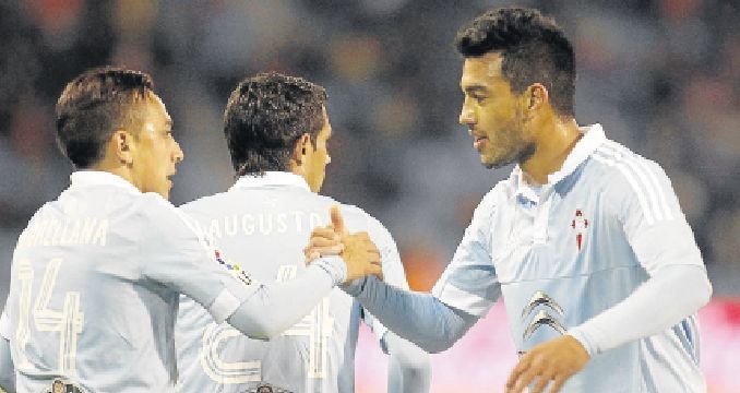 Cabral (d.) felicita a Orellana tras el gol del chileno, que abrió el marcador ante el Sporting