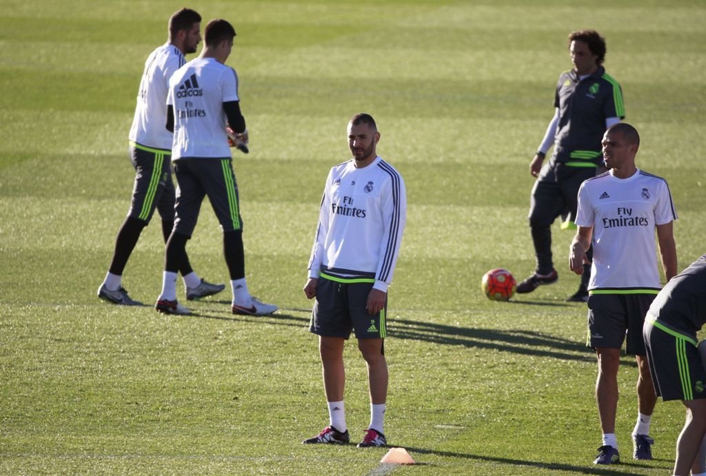 Benzema (d.), durante el entrenamiento de ayer del Real Madrid.