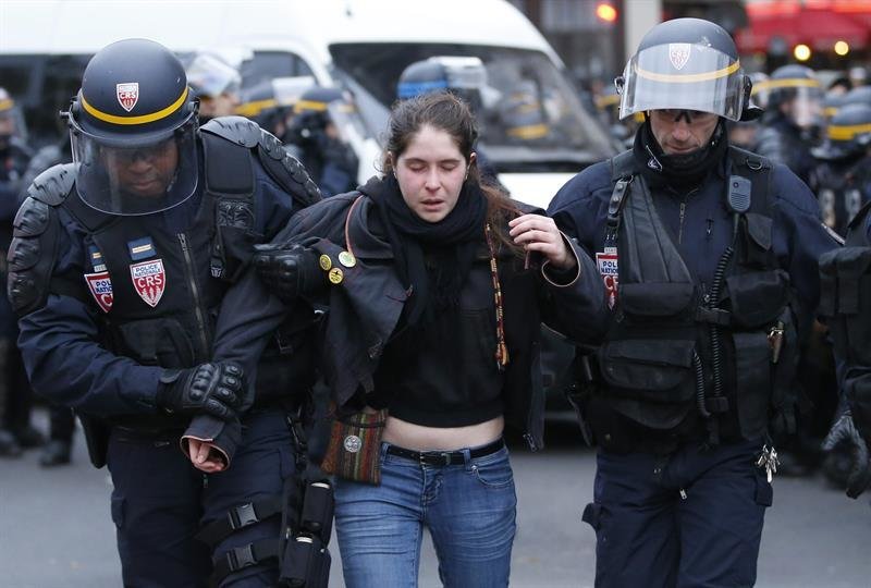 Una mujer es detenida por la policía antidisturbios