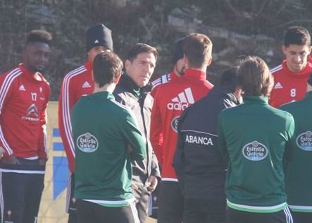 Eduardo Berizzo se dirige a Josep Señé durante un entrenamiento.