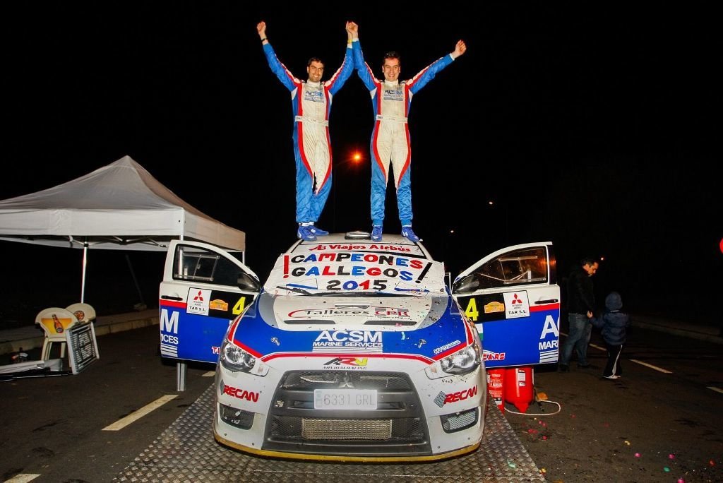 Los hermanos Álex y Santi Pais celebran su victoria en el Gallego tras el Rally Ourense-Ribeira Sacra.