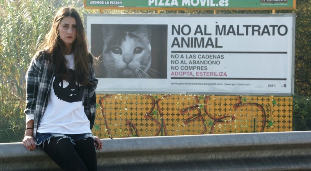 Jessica García Toimil ahorró durante un año para alquilar una valla e iniciar la campaña contra el maltrato animal.