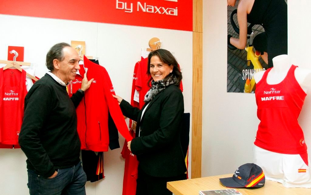 Conchita Martínez visitó ayer las instalaciones de Naffta, empresa proveedora de la Federación Española.