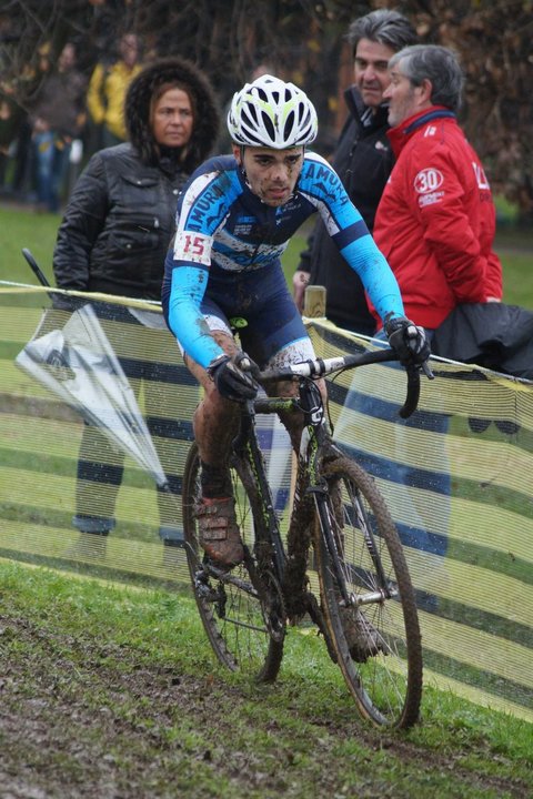 Adrián Valverde descarta pasarse al ciclismo de carretera.