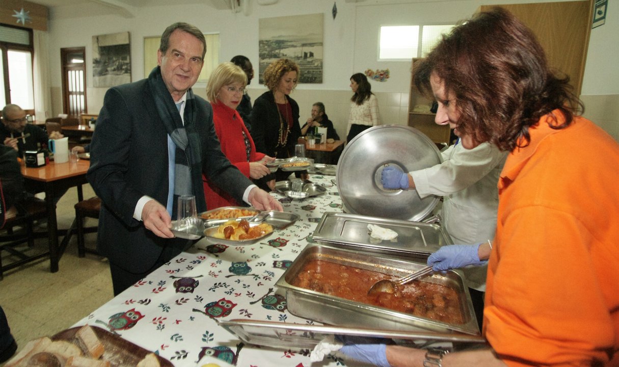 El alcalde comió ayer con los usuarios del albergue de Marqués de Valterra.