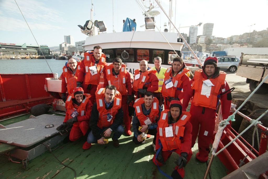 La tripulación del pesquero de A Guarda &#34;Ameal&#34;, ayer en el Berbés. El día 8 partirá a las Azores.