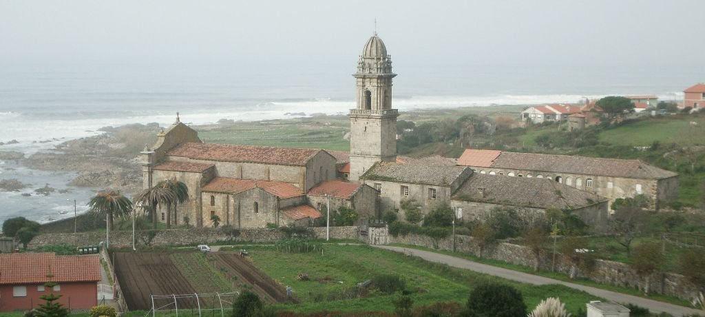 El monasterio de Santa María de Oia, el único gallego situado frente al mar, propiedad de la empresa viguesa Residencial Oia SA.