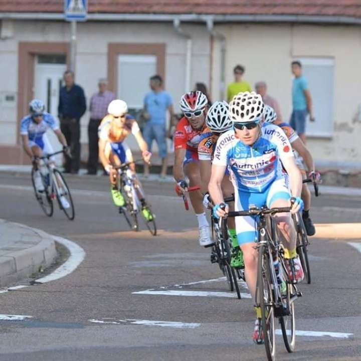 Andrés López, durante una carrera con el Club Ciclista Vigués.