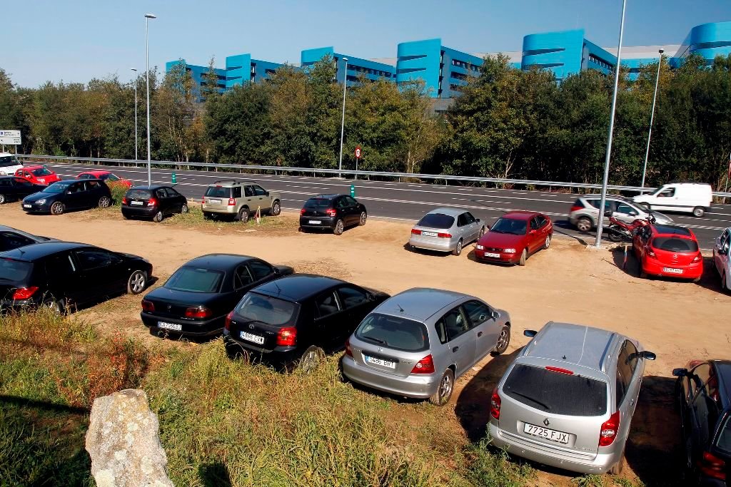 El aparcamiento asilvestrado sigue predominando en el entorno del nuevo hospital.