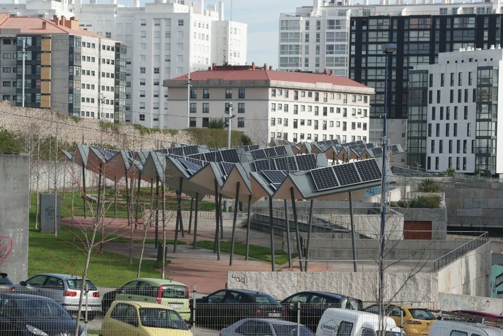 El polígono de Navia es una intervención global de más de 728.000 metros cuadrados formada en su totalidad por edificación nueva. Arriba, en primera línea las placas solares en el parque.
