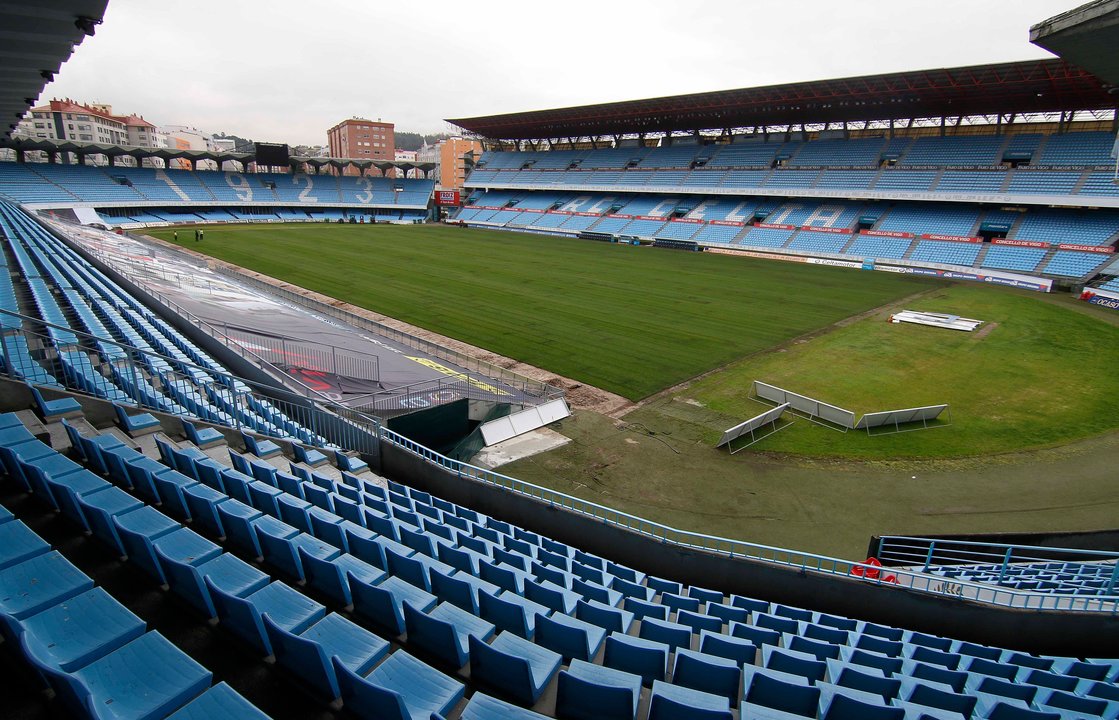 El nuevo césped de Balaídos ya está arraigando en el recinto deportivo municipal, a la espera del equipo.