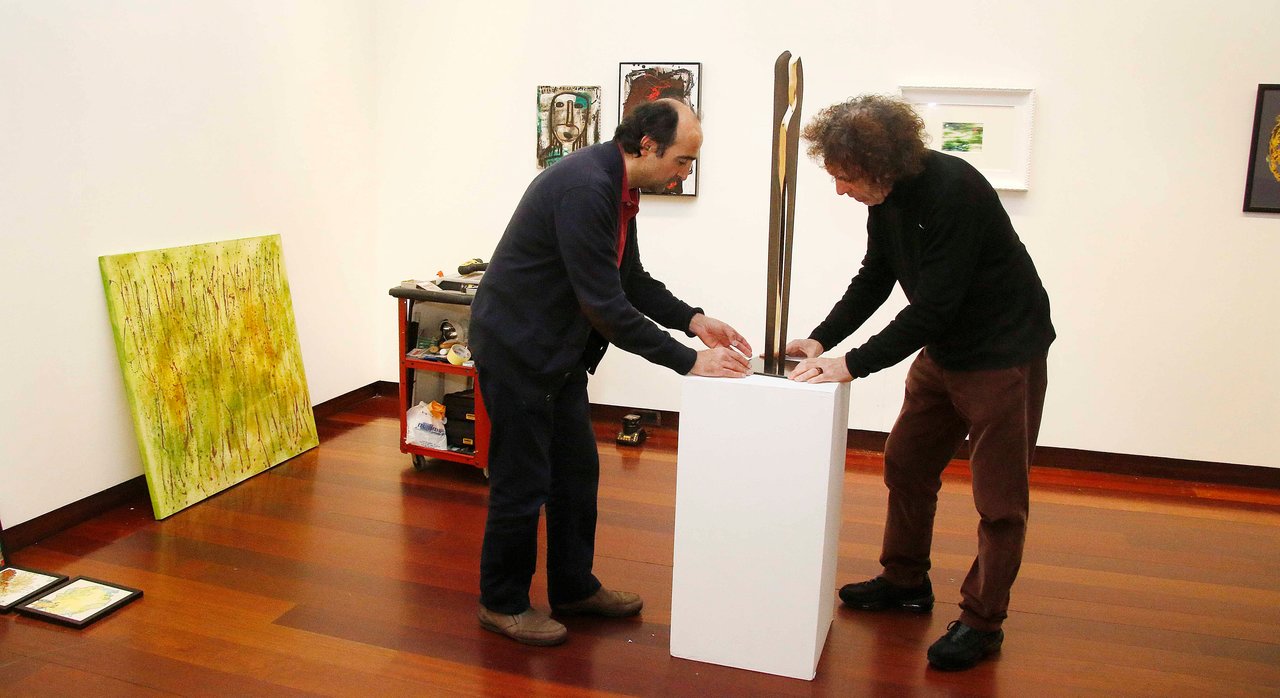 El artista y comisario Gonzalo Sellés Lenard ultimaba ayer los últimos detalles de la exposición “Camiños ó bo trato”, con Ramón Catalán, colocando una obra de Silverio Rivas.