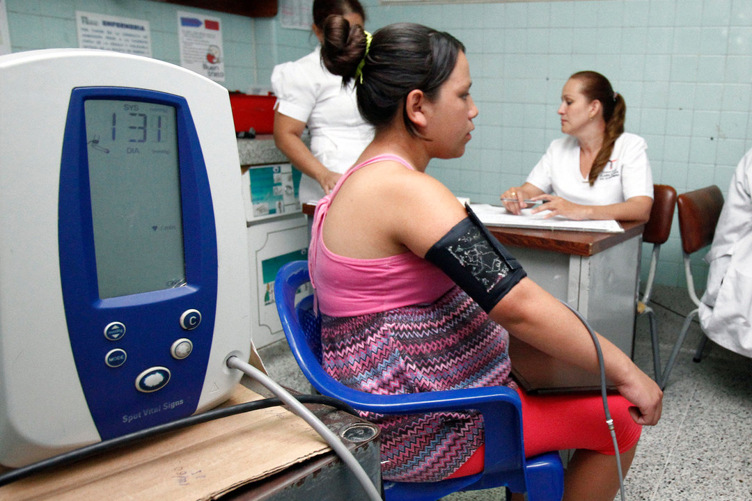 Una mujer embarazada pasa un control médico relacionado cone l virus del zika, en Colombia.