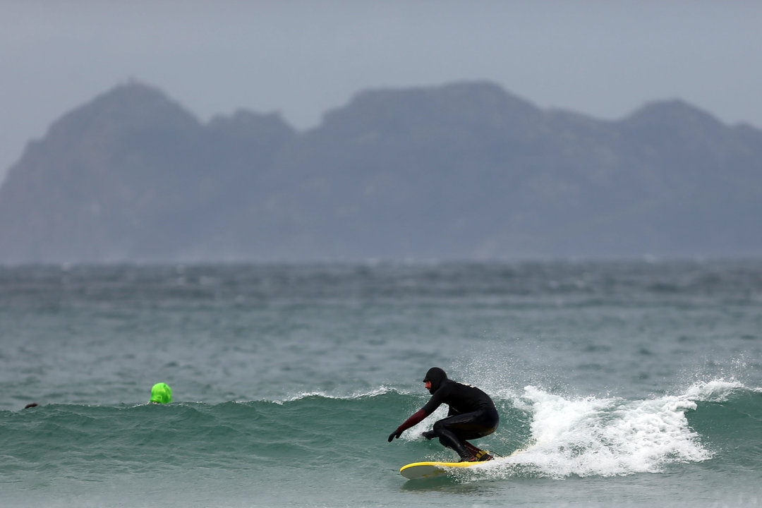 Los surfistas desafían al temporal en la playa de Patos   Alberte