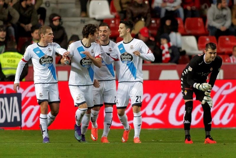 Los jugadores del Deportivo de la Coruña celebran el gol de Luis Alberto