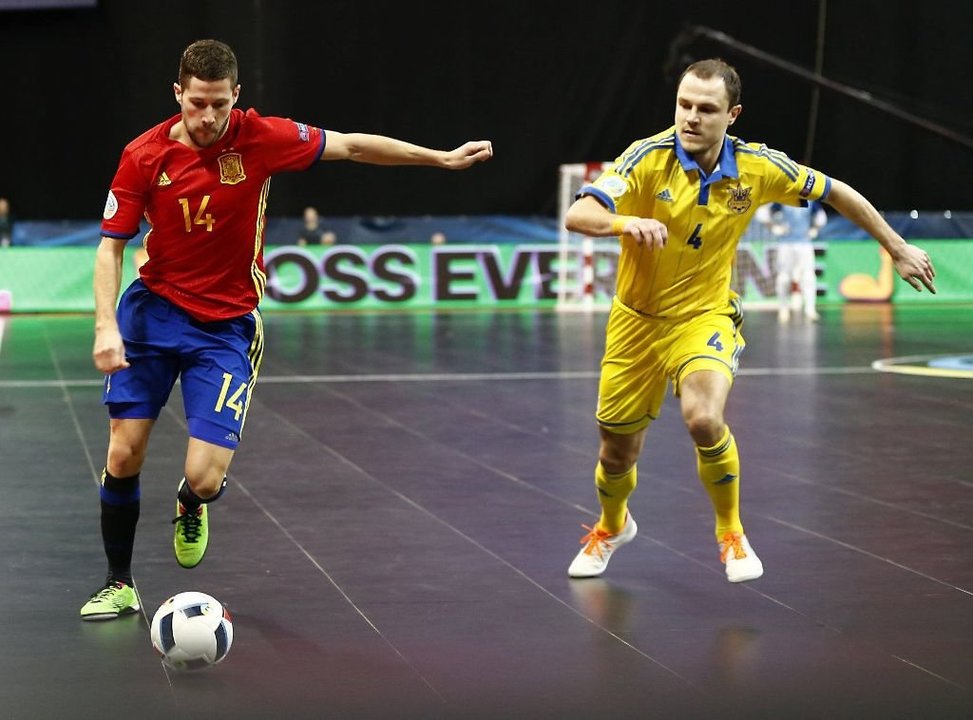 El internacional español Raúl Campos se dispone a golpear el balón ante el ucraniano Bondar.