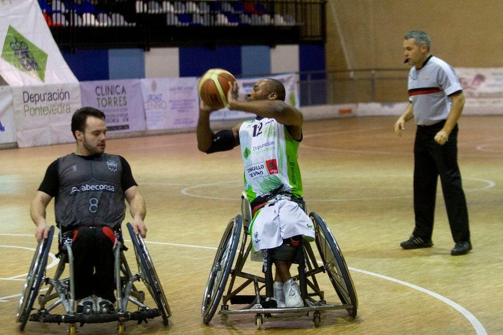 Lorenzo Envó se dispone a pasar el balón en un partido anterior con el Basketmi en Bouzas.