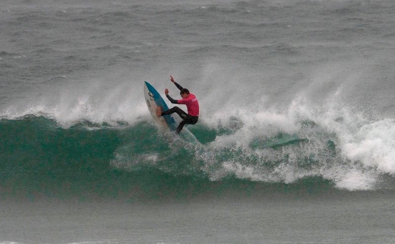 Un surfista aprovecha las olas desatadas por el temporal en Nigrán (Pontevedra).