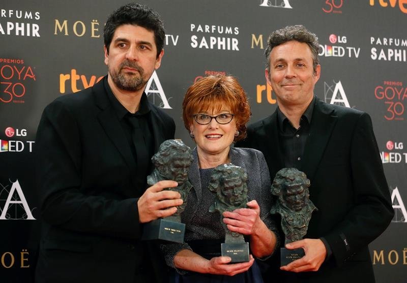 El realizador Cesc Gay, la productora Marta Esteban y el guionista Tomás Aragay, posan con los Goyas a mejor película