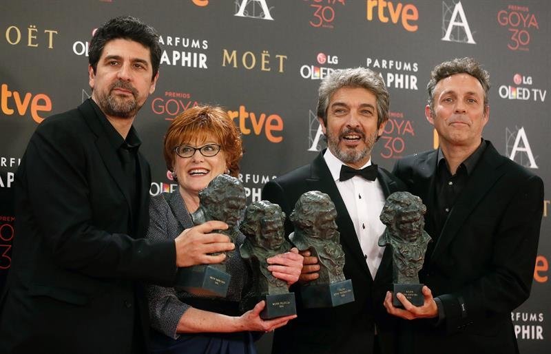 El realizador Cesc Gay, la productora Marta Esteban, el actor argentino Ricardo Darín y el guionista Tomás Aragay, posan con los Goyas