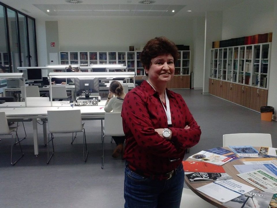 La  bibliotecaria Yolanda Sanmartín, en el Cunqueiro.