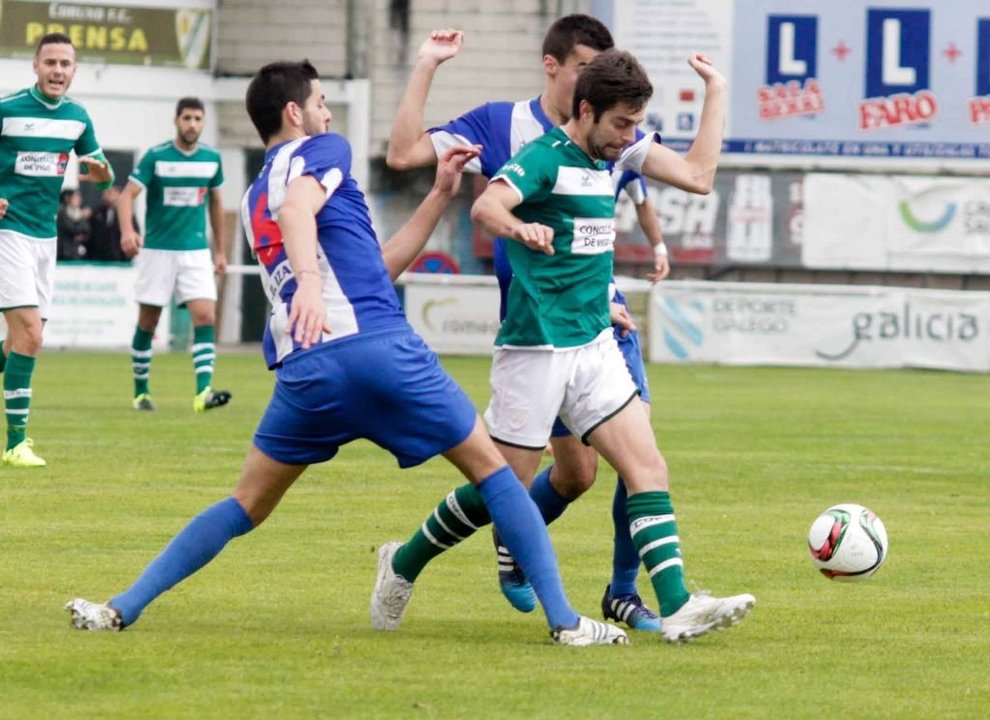 Pedro Vázquez trata de llevarse el balón entre dos jugadores del Izarra en el partido disputado ayer en el campo de O Vao.