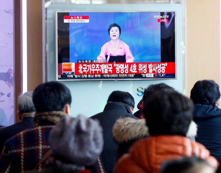 Coreanos del Sur siguen la información del lanzamiento del cohete en la televisión de su vecino del Norte.