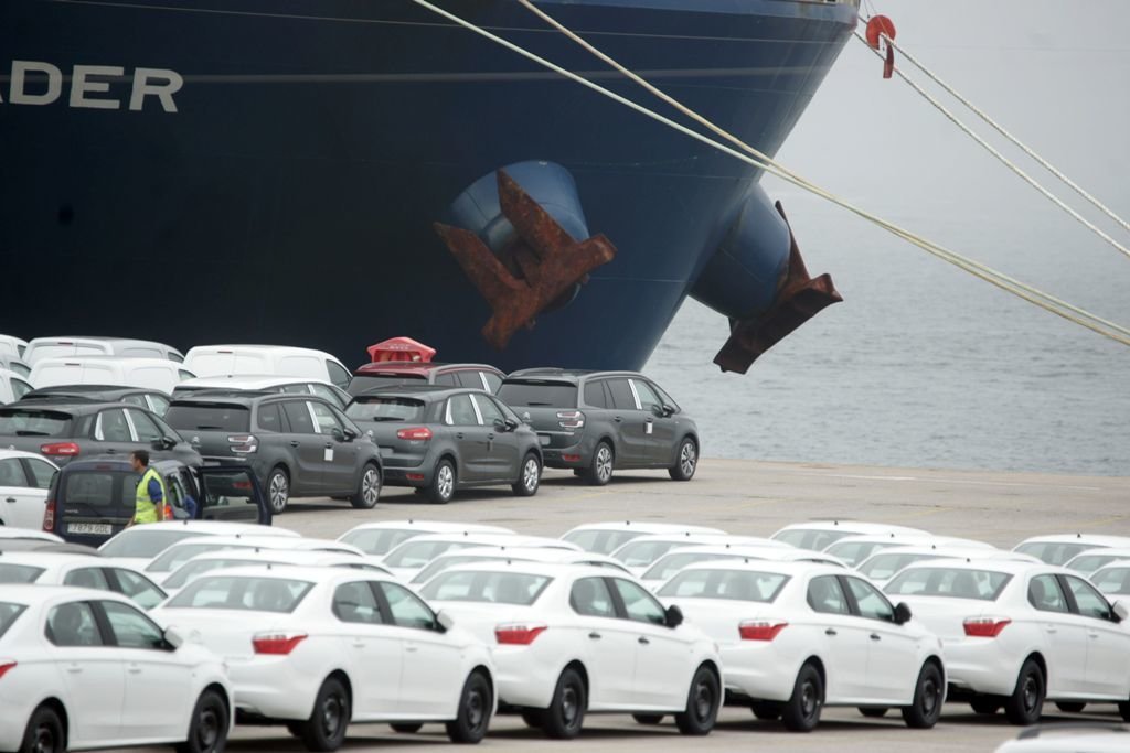 Los reponsables de la Marea de Vigo y de AGE se reunieron ayer con la directiva de PSA Vigo y mantienen su negativa a cambiar la ley del suelo. En la foto coches de PSA en el puerto de Vigo.