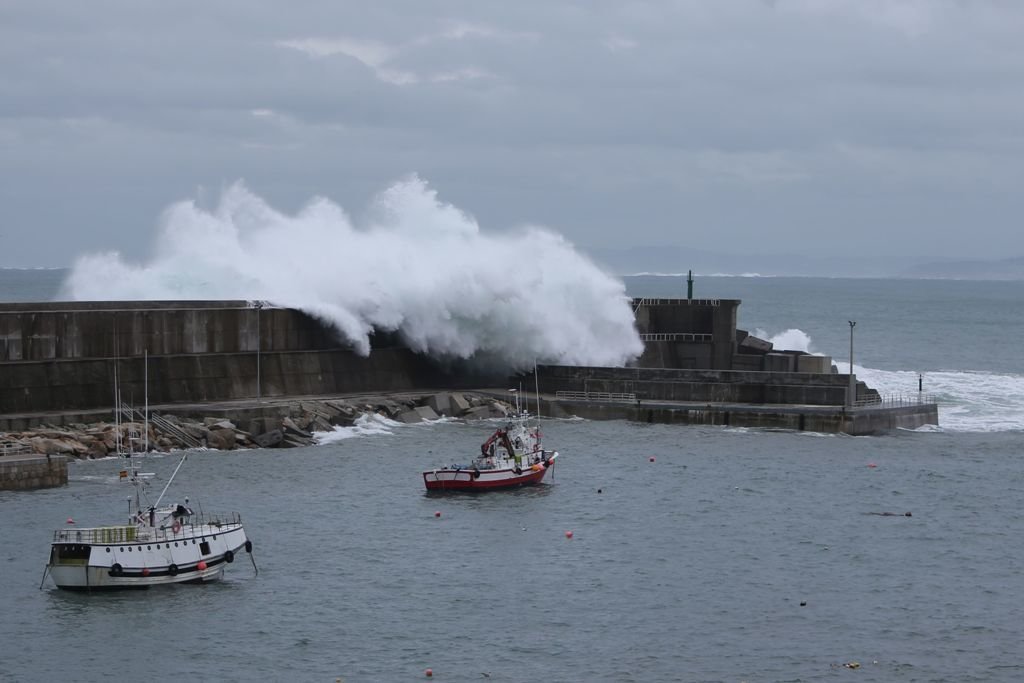 El puerto de Malpica registró olas que saltaron por encima del espigón.