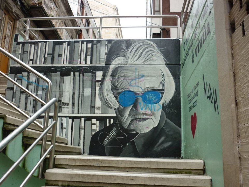 El mural en homenaje a la escritora María do Carme  Kruckenberg, inaugurado en el mes de julio del año pasado, víctima de los aerosoles.