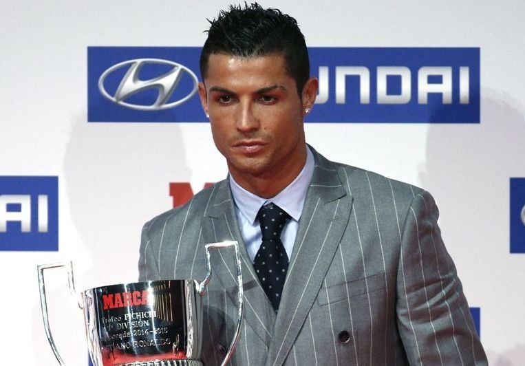 Cristiano Ronaldo, con el premio &#39;Pichichi&#39; del diario &#34;Marca&#34;.