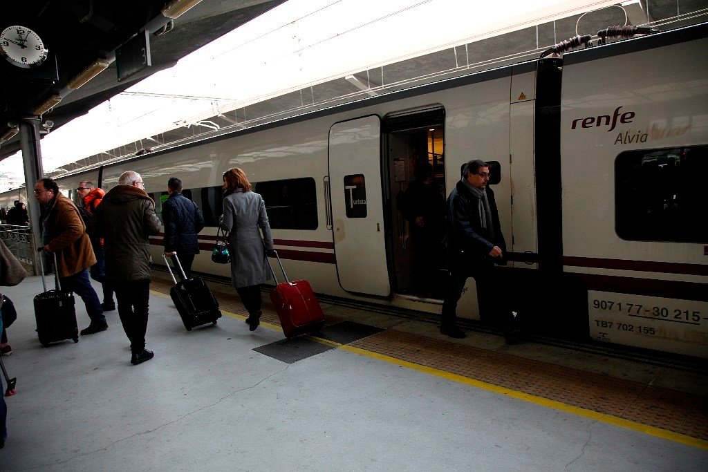 Un grupo de pasajeros desciende de un Alvia procedente de Madrid en la estación de Ourense.