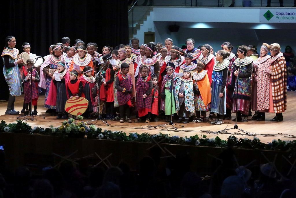 Una colorida y multitudinaria tribu &#39;africana&#39;; en el escenario del auditorio de Ponteareas.