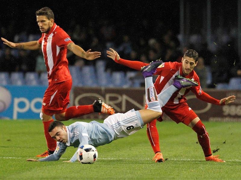 El jugador del Celta de Vigo Iago Aspas,c, pugna por un balón con el jugador del Sevilla Escudero,d