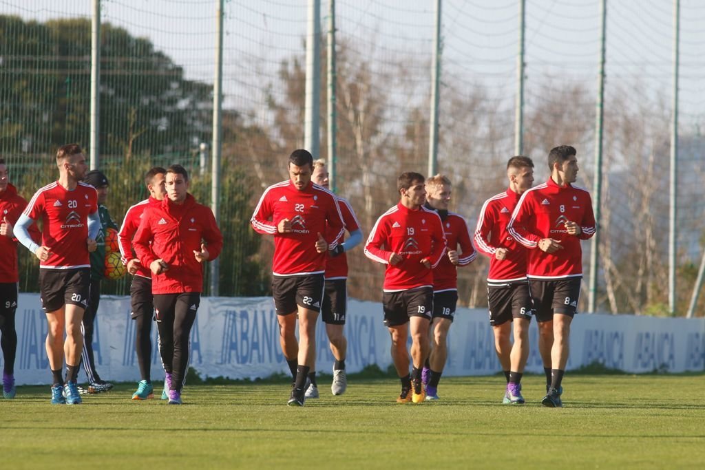 Los jugadores del Celta realizan carrera continua en un entrenamiento reciente en A Madroa.